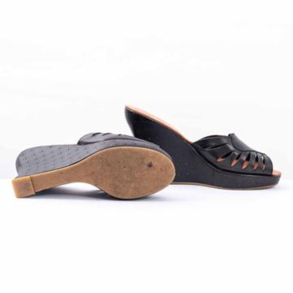 Robert Clergerie Diane Leather Wedge Sandals with Heart on Vamp - Picture 6 of 6